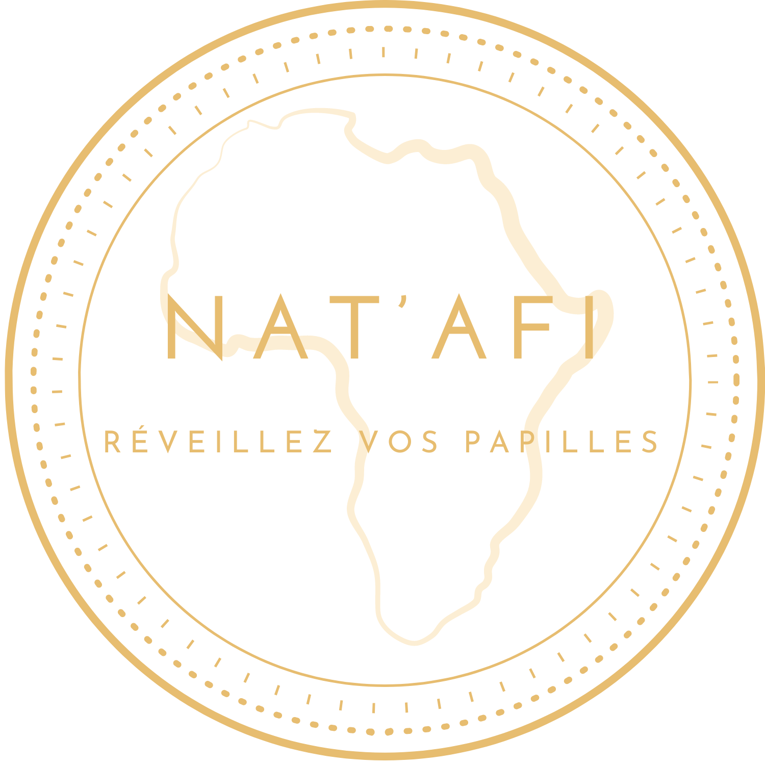 Logo de Natafi en couleur or sur fond blanc. Au centre, le contour stylisé du continent africain avec l'inscription 'NAT'AFI' superposée de manière à ce que les lettres 'N' et 'T' forment les côtes ouest et nord de l'Afrique et 'AFI' se situe au niveau de l'Afrique de l'Est. Un cercle orné de deux anneaux de motifs de points et de traits entoure l'Afrique. Le slogan 'RÉVEILLEZ VOS PAPILLES' est inscrit en majuscules à la base du cercle.